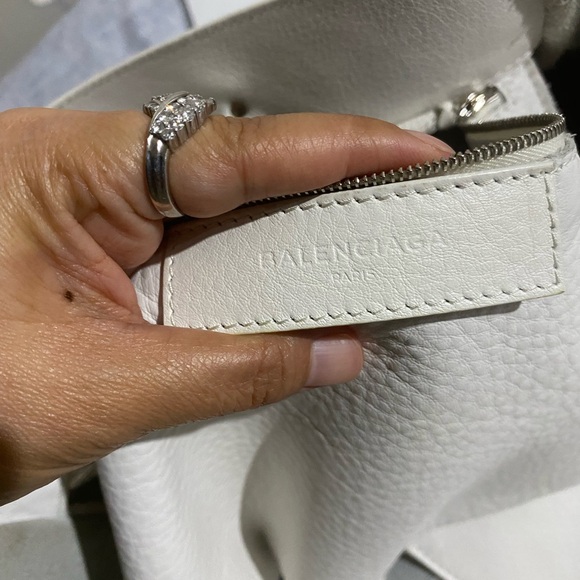 Balenciaga tote with some flaws. All my items are guaranteed authentic.read ‼️ - Picture 16 of 16